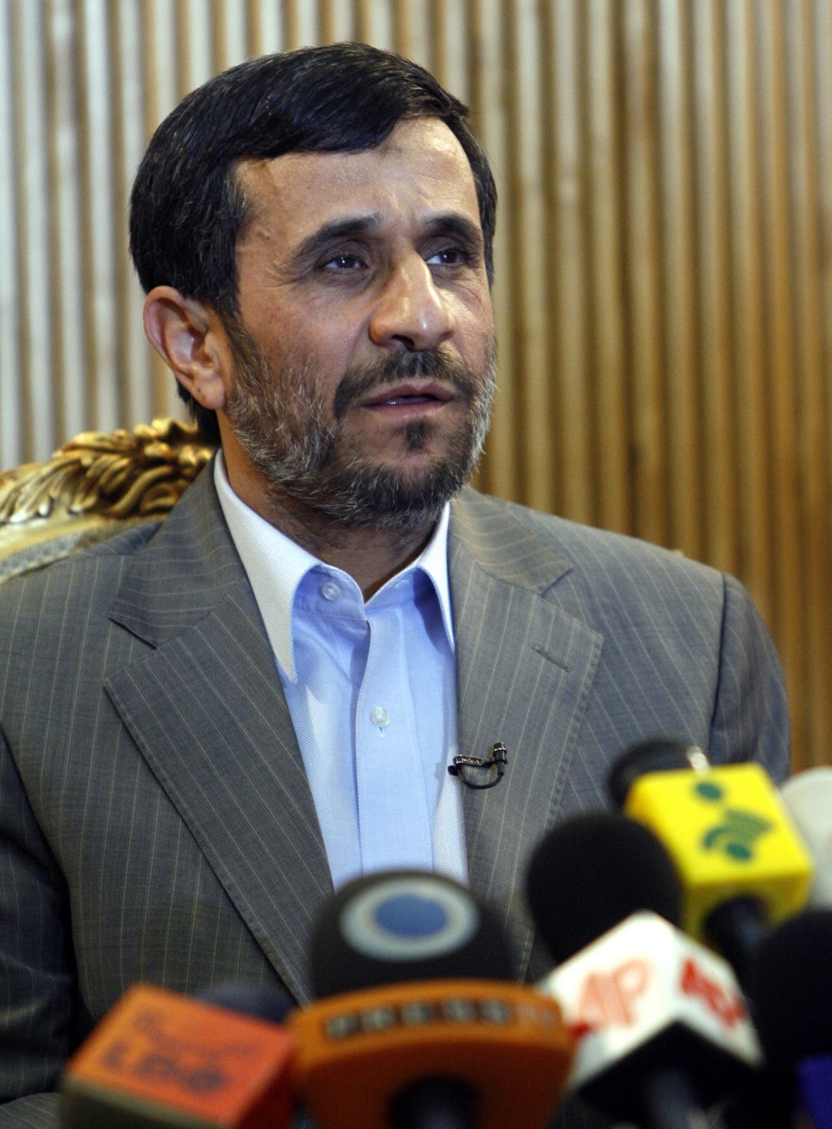 ahmadinejad victory pose mahmoud ahmadinejad in un hd wallpapers ...