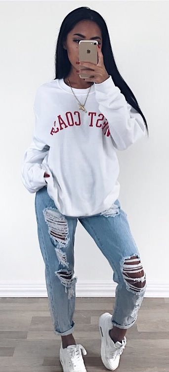 street style obsession_white sweatshirt + sneakers + boyfriend jeans