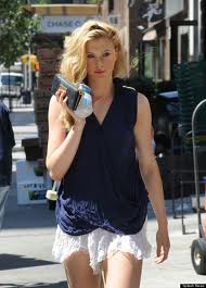 Megmutatta fenekét Ireland Baldwin
