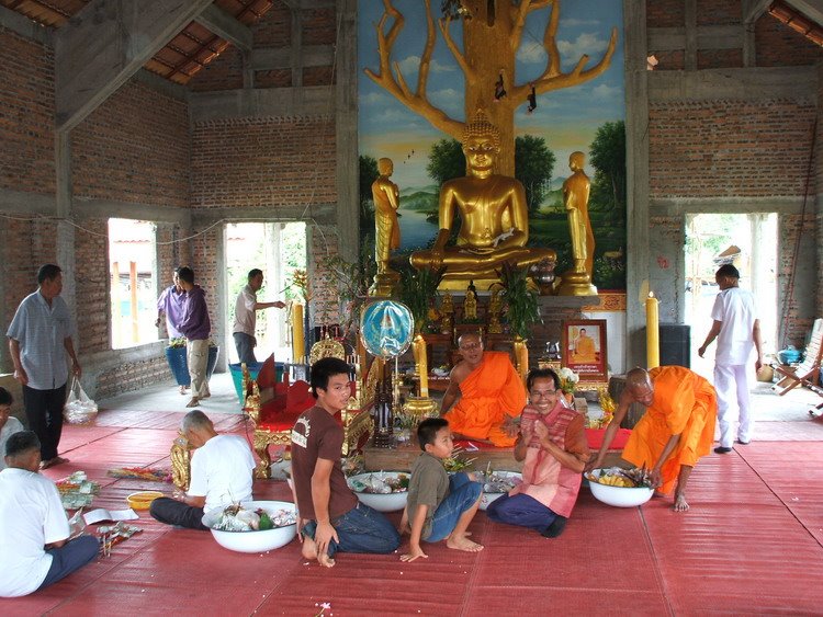 ทำบุญเข้าพรรษา ณ วิหารที่กำลังก่อสร้าง