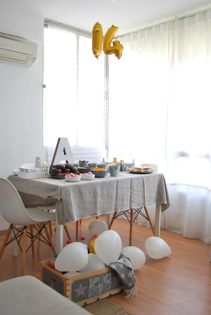 mesa de cumple en gris y blanco