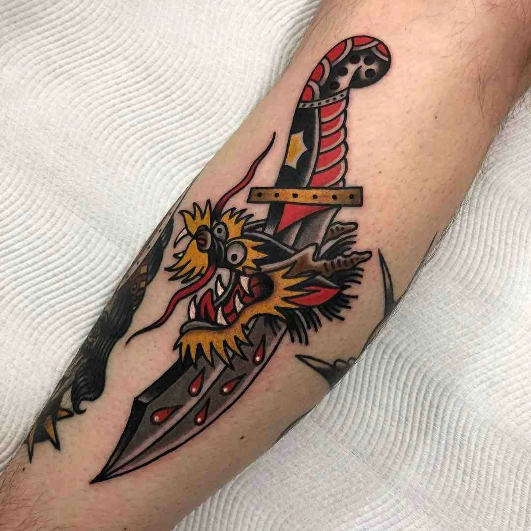 vemos a un hombre con tatuaje de dragon