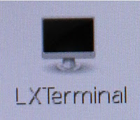 Vous pouvez lancer un terminal en cliquant dessus.