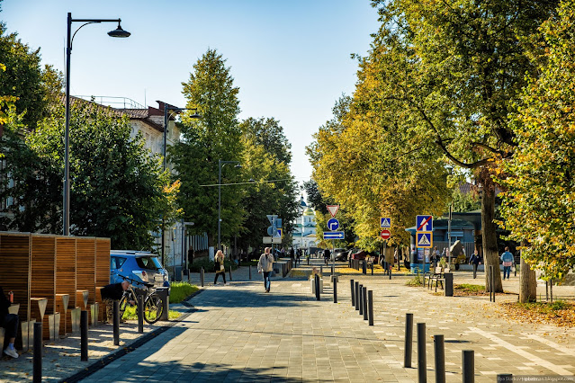 Люди на пешеходной улице в городе