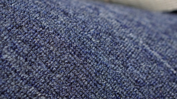 cận cảnh cuộn thảm trải sàn màu xanh lam
