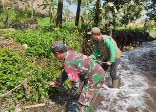 Satgas Citarum Harum Sektor 4 Sub 1 Melaksanakan  Pembersihan Rumput dan Sampah Di Sungai  Cikakembang  Kp.Rancajiga  Rt.01,Rw.15, Desa Padamulya ,Kec. Majalaya, Kabupaten Bandung