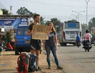 backpacker minta tebengan ke kota tujuan