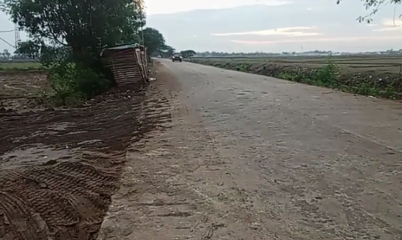 Warga Ngeluh, Jalan Licin Akibat Ceceran Tanah Galian di Desa Jenggot Mekar Baru