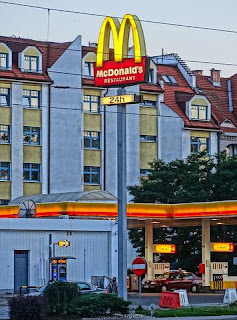 McDonald Restaurant is an example of chain store s