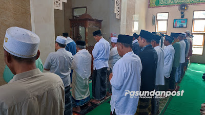 Usai Sholat Jumat Warga Parungkuda Sukabumi Shalat Ghaib untuk Almarhum Emmeril Kahn