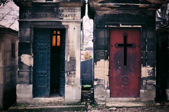 paris, père lachaise, cimetière, gris, grey, rose, pink, france, walk, shoes, chaussures, bag, trees, death, grave, tombe, cemetery, lifestyle, winter, cold