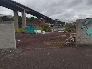 Muro en el borde de ría en Burtzeña