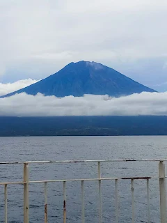 Puncak Gunung Agung Dilihat dari Laut Bali