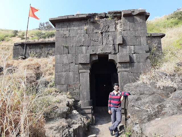 जीवधन किल्याचे ध्यान कोठार कि जुन्याकाळामधील मंदिर