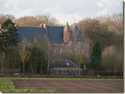 Zicht op het kasteel van Heers van bij de kapel in de kasteeldreef