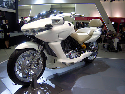 08 Honda Dn 01 Production Bike Makes Its Debut Thescooterscoop Thescooterscoop