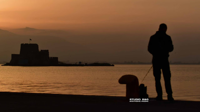 Κατακόκκινο ανοιξιάτικο ηλιοβασίλεμα στο Ναύπλιο (βίντεο)