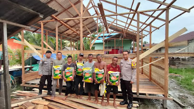 Kapolsek Sui Pinyuh Salurkan Bantuan Beras dan Material Bangunan