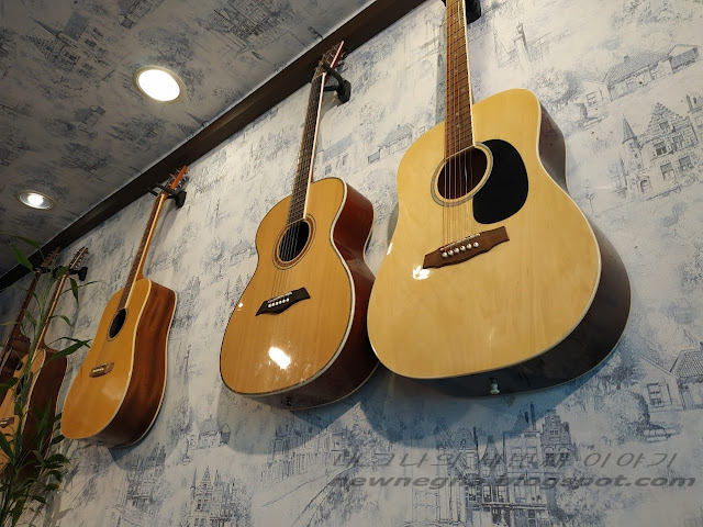 벽면에 장식이 되어 있는 기타.