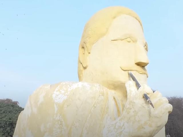 Who made the ugly statue of Allama Iqbal? Why he made it?