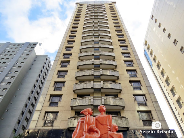 Vista ampla em perspectiva inferior da fachada do InterContinental São Paulo - IHG Hotel no Jardim Paulista