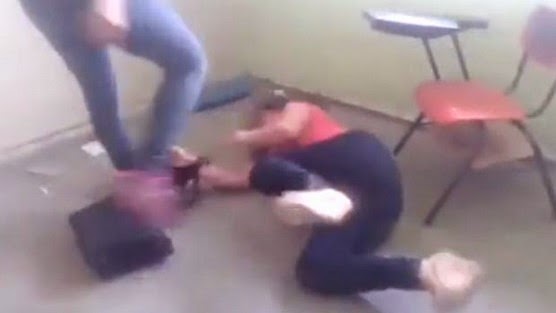 deo de una mujer arremetiendo contra una maestra al interior de un sal Maestra golpeada brutalmente en salón de clases [VIDEO]