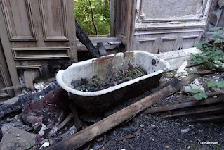 urbex-villa-manoir-Amélie-piano-baignoire-jpg