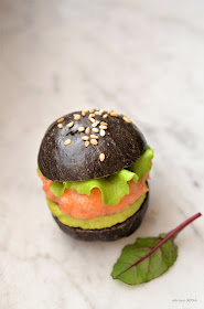 mini-burger-di-salmone-buns-al-nero-di-seppia-salsa-avocado