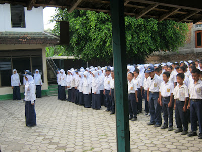 Teaching English Vocabulary Of Using Random Pictures Technique To Improve The Student Ability At First Year Of SMP Islamiyah Widodaren On Academic Year 2012/2013