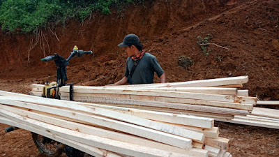 Bantu Pekerjaan Rutilahu, Warga Angkut Material Gunakan Kendaraannya ke Lokasi TMMD