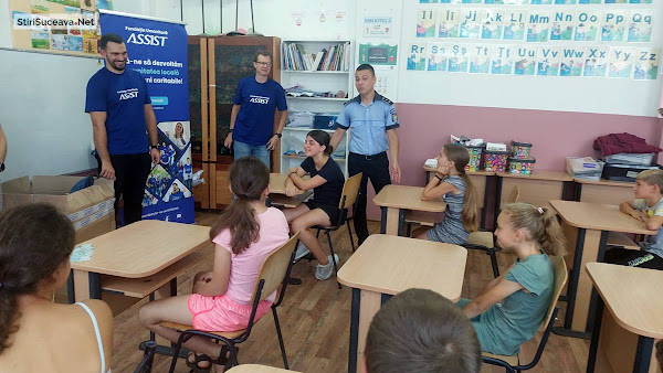 Peste o sută de ghiozdane cu rechizite școlare și dulciuri dăruite de polițiștii suceveni copiilor din Preutești și Basarabi