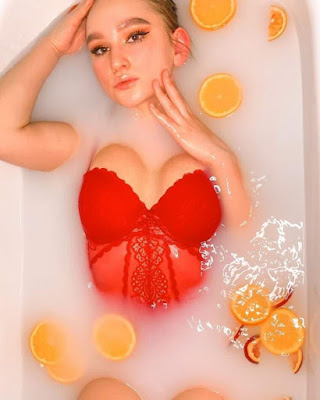Обнажённая Анна Галкина в ванной