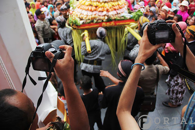 media-mengambil-gambar-Tarian-Rakyat-Pacitan-Prosesi-Kirab-Hari-Jadi-Pacitan-272