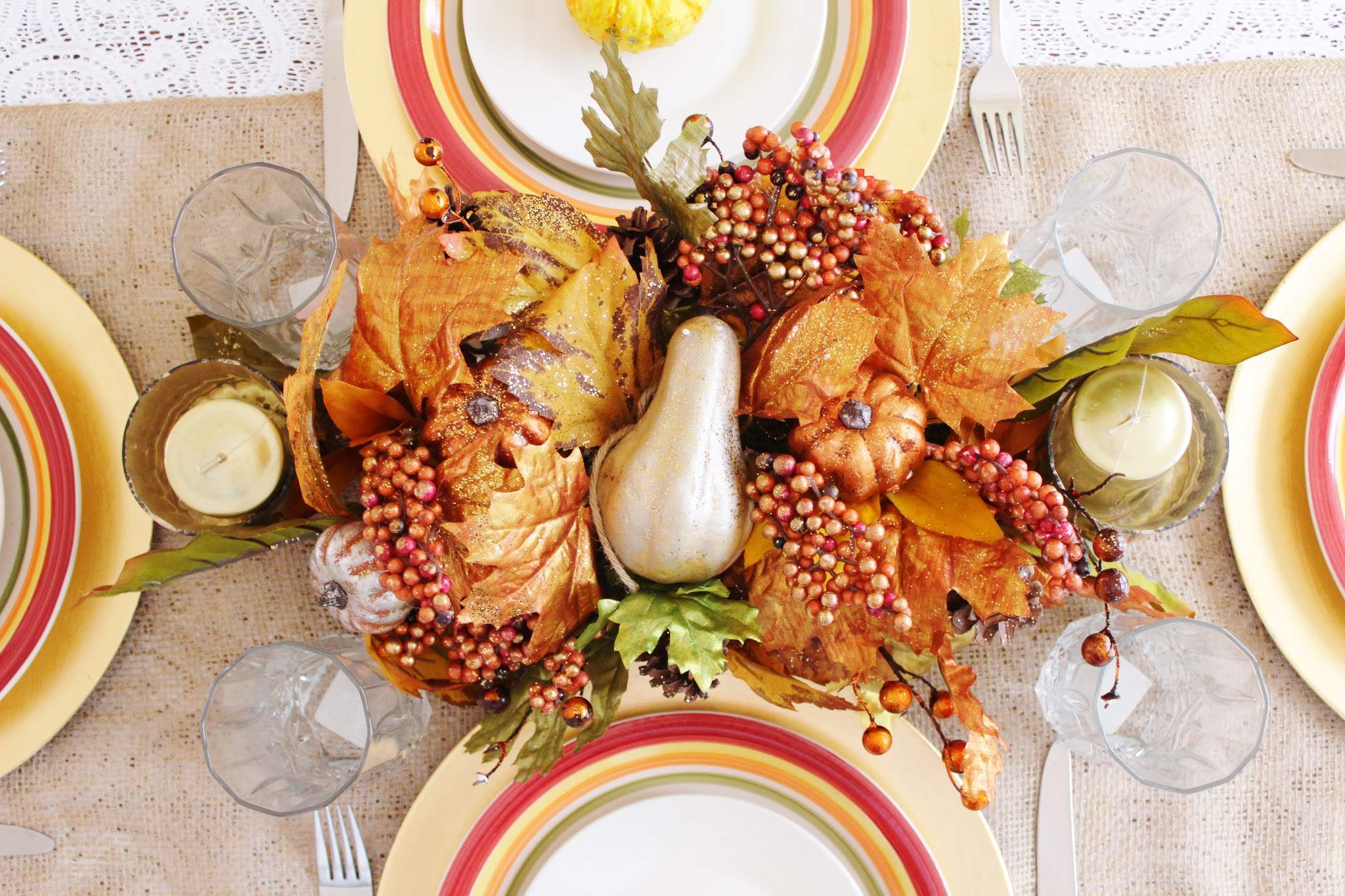 How to set a table for Thanksgiving. Thanksgiving table. Thanksgiving table setting ideas. Traditional Thanksgiving table setting. Thanksgiving table setting with food. DIY Thanksgiving table settings. Thanksgiving table with food. Modern thanksgiving table setting. Inexpensive Thanksgiving table decorations. #thanksgiving #holiday #table #home #decor #diy #tablescape #fall