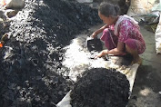 Produsen Arang Batok Kelapa Raup Berkah Jelang Idul Adha