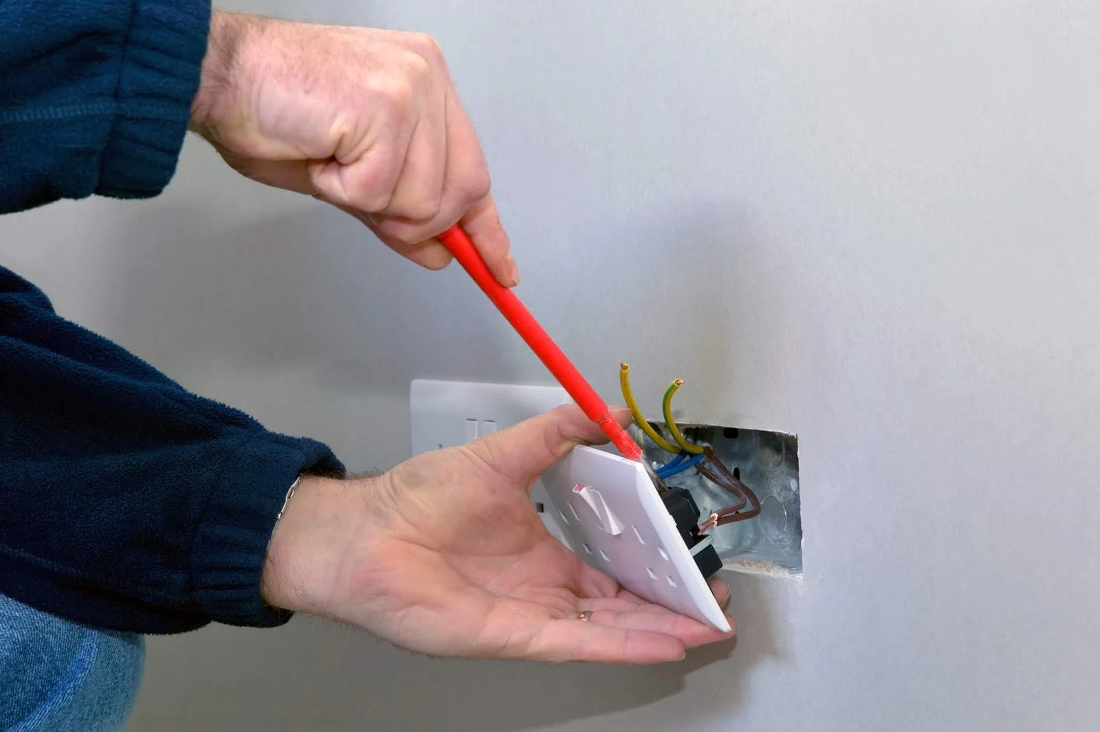 Instalaciones eléctricas residenciales - Conectando salida eléctrica en pared terminada