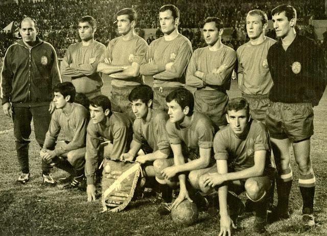 SELECCIÓN DE ESPAÑA SUB 23. Temporada 1967-68. Pepe González (masajista), Martín II, Llompart, Castellano, Canós, Marcial y Zubiarrain. León, Bustillo, Gárate, Uriarte y Rexach. SELECCIÓN DE ESPAÑA SUB 23 1 SELECCIÓN DE PORTUGAL SUB 23 1. Miércoles 13/12/1967, 21:00 horas (20:00 hora canaria). Partido amistoso. Las Palmas de Gran Canaria, España, estadio Insular: 20.000 espectadores. GOLES: 0-1: 52’, Batista. 1-1: 58’, León.