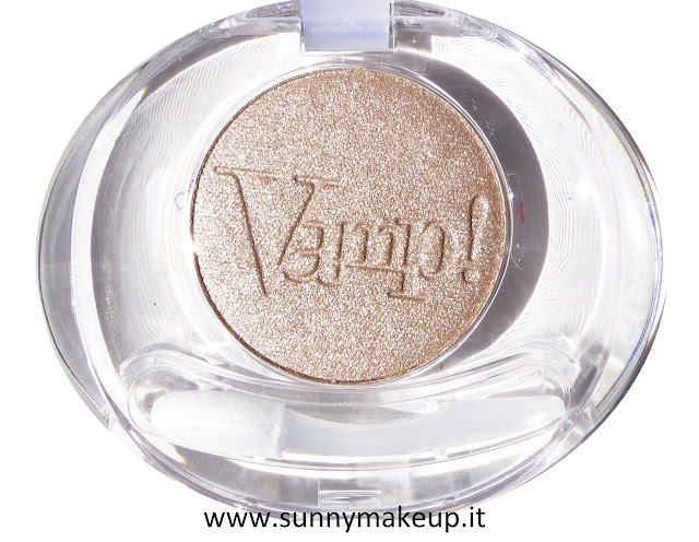 Pupa - Coral Island. Vamp! Compact Eyeshadow. L'ombretto nella colorazione 003 Sandy Glam,