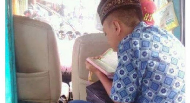 Viral Foto bocah baca Al Quran di dalam angkot