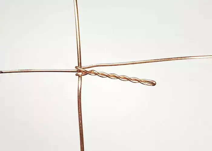 くもピアスの作り方 step2: 1対目の脚を作る