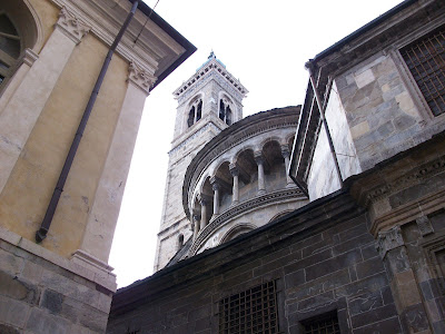 Parte posterior de la Basílica de San María Maggiore de Bergamo Italia