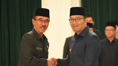 Gubernur Emil Lantik Daud Achmad sebagai Penjabat Sekretaris Daerah Jabar