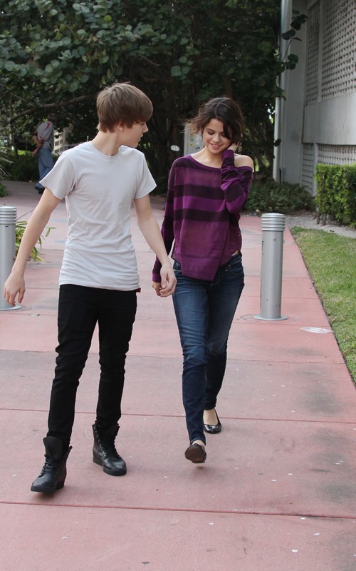 pics of selena gomez and justin bieber on the beach. selena gomez and justin bieber
