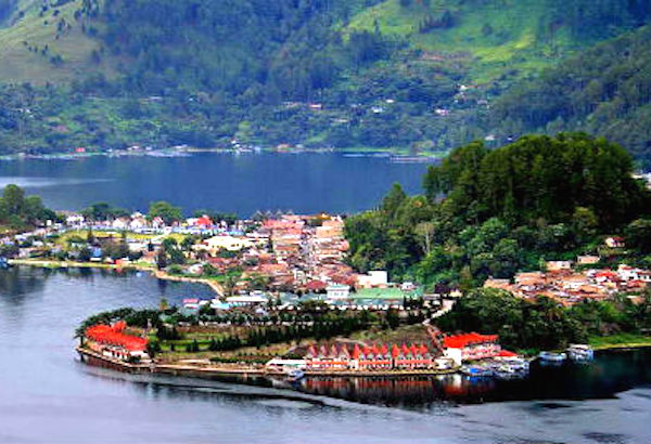 Kagum, Para Siswa dari Sulawesi Langsung Terjun ke Danau Toba