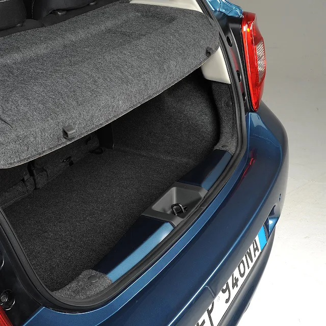  Nissan Micra trunk