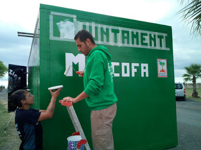   Alumnos/trabajadores rotulando el container.