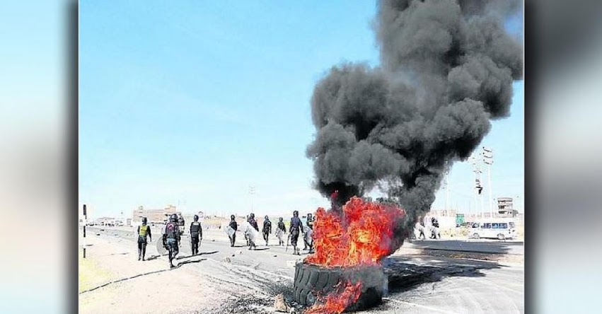 Policía dispersa con bombas a maestros que bloquearon carretera en Puno