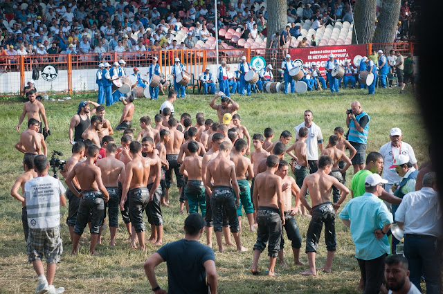 Tinerii luptatori in arena Kırkpınar; Edirne, Turcia