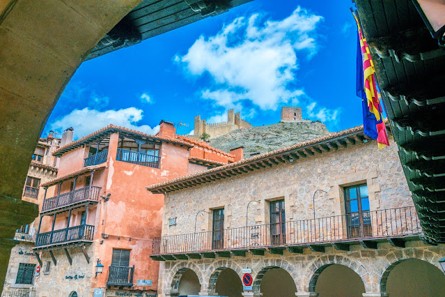 Las murallas desde los soportales del Ayuntamiento en Albarracín