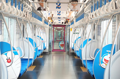 Interior de um trem com o personagem Doraemon